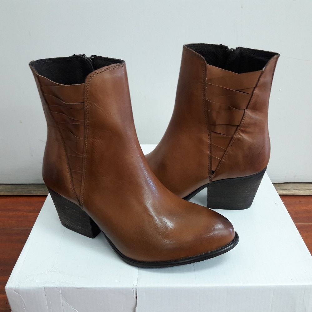 Hardy leather boots